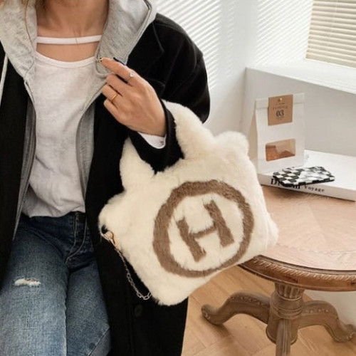 몽글몽글 부드러운 페이크퍼 가방